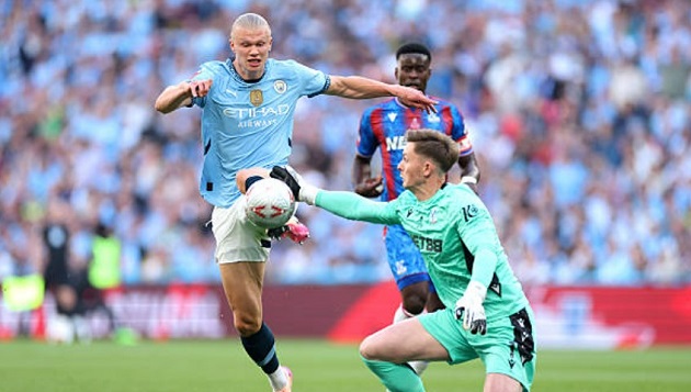 Henderson thoát thẻ đỏ gây tranh cãi: VAR gây thất vọng tại chung kết FA Cup?