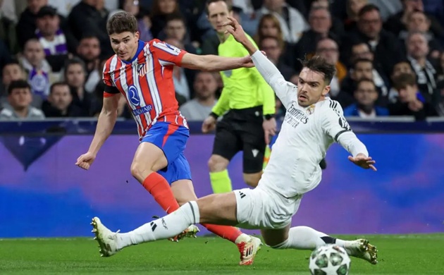 Barcelona đối mặt khó khăn trong thương vụ chiêu mộ Julian Alvarez