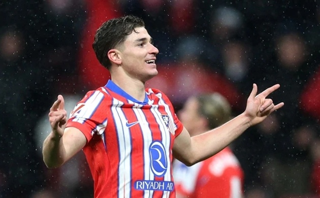 Barcelona đối mặt khó khăn trong thương vụ chiêu mộ Julian Alvarez